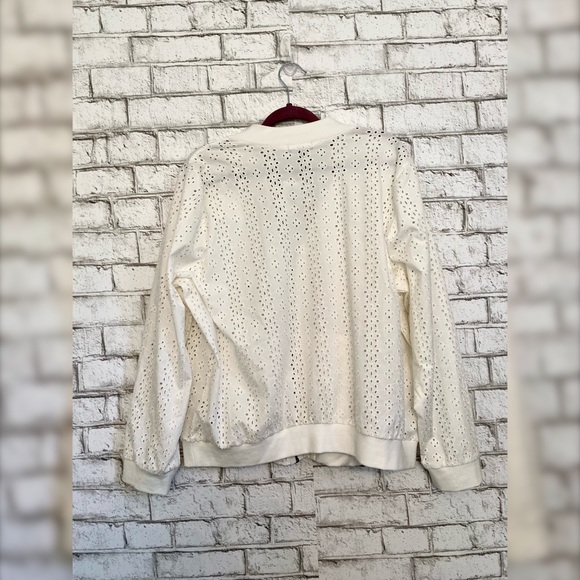 NWT Torrid White Eyelet Bomber Jacket Size XXL - Picture 2 of 4